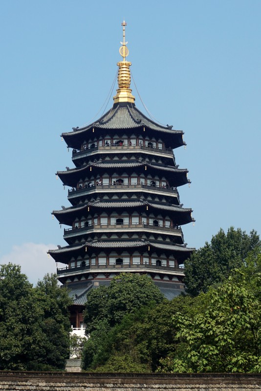 现在的雷峰新塔由清华大学建筑设计院设计,建造在雷峰塔原址上.