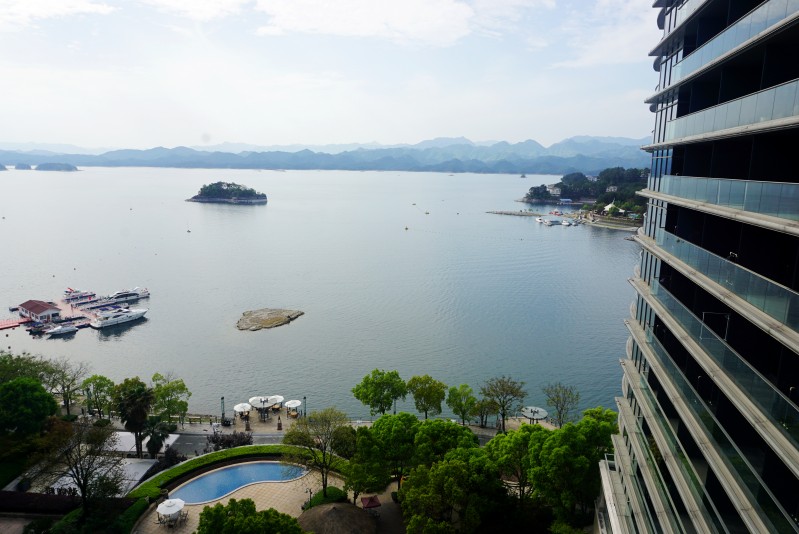 游船广播介绍千岛湖景区,只开发了不到10个岛屿.