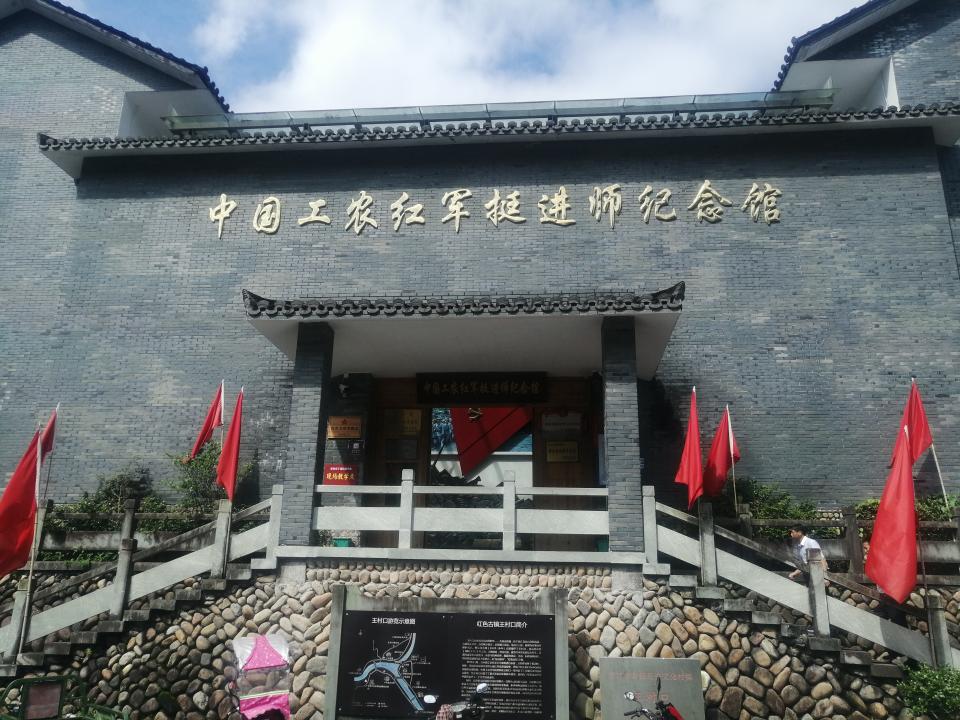 在王村口桥东村,一座新建的数米高的"天妃"石像矗立在天后宫门前