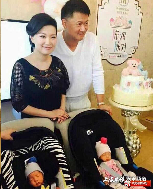 照片中陈蓉的一对 双胞胎儿女安静的睡在婴儿车上,全家人脸上都洋溢着