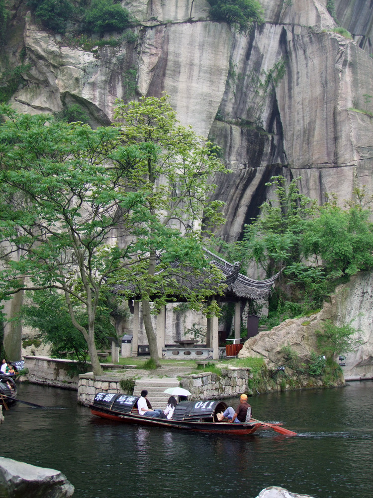 东湖在绍兴古城东约六公里处,以崖壁、岩洞、石桥、湖面巧妙结合,成为著名园林,是浙江省的三大名湖之一。东湖虽小,但因它的奇石、奇洞所构成的奇景使东湖成为旅游业界人士公认的罕见的湖中之奇。日本旅游机构交通公社,曾在同时游历过杭州西湖与绍兴东湖的日本游客中作过问卷调查,对东湖的印象超过西湖,可见对东湖的赞誉并非绍兴人的自我感觉。最近老兵情怀群组将组织去溪口.