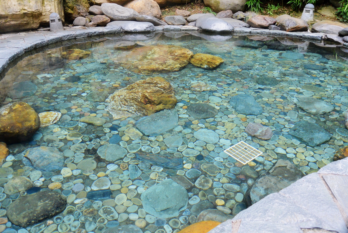 "大大小小"的鹅卵石平铺在水池底下,你可以放心泡澡.