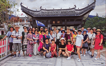 老小孩走在铺满金色的阳光大道上