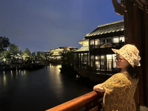 坐船夜逛《蟠龙古镇》
