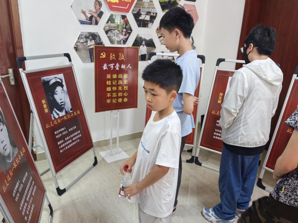 红船寄初心 匠心传薪火  宝山五村红船模型制作暨缅怀先烈活动纪实