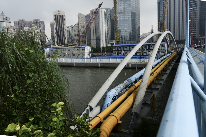 普济路桥北通闸北区普济路与桥南静安区海防路连接,也称为海防路桥.