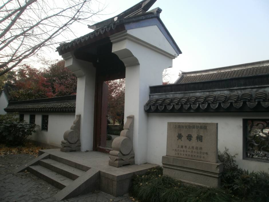 上海植物园黄道婆雕塑神态庄重,祠内陈列黄道婆生平事迹