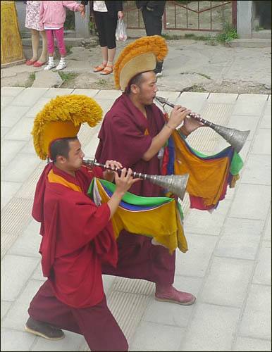 藏传佛教鸡冠帽图片